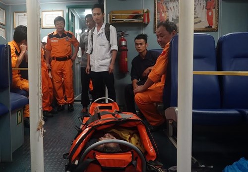  Tàu SAR 412 đưa thuyền viên về Đà Nẵng cấp cứu. Ảnh: Báo Quân đội nhân dân