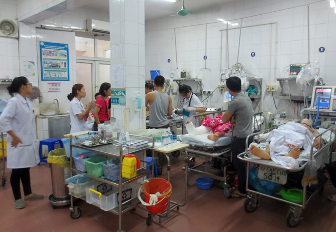 Nhiều bệnh nhân bị TNGT đang nằm cấp cứu, điều trị tại Bệnh viện Việt Đức. Ảnh: Công an nhân dân 