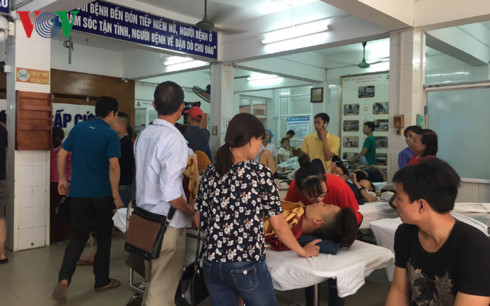  Bệnh nhân chờ đợi tại hành lang khoa Cấp cứu bệnh viện Việt Đức. Ảnh: VOV
