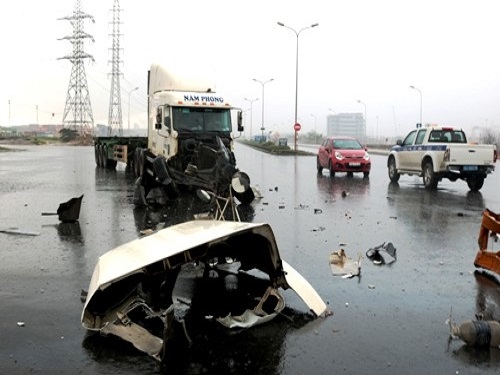 Tai nạn giao thông ngày 12/5: Hai xe tải đối đầu bẹp nát, hai tài xế tử vong