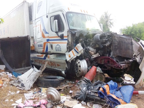 Tai nạn giao thông ngày 14/5: Xe tải chở đồ đám cưới gặp nạn, 4 người nguy kịch