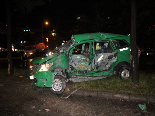 Tai nạn giao thông ngày 16/5: Ô tô ''điên'' tông liên hoàn 3 xe máy, 6 người thương vong
