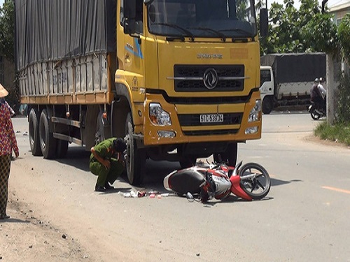 Tai nạn giao thông ngày 18/5: Xe tải lao vào vách núi nát bươm, 2 người tử vong