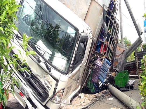 Tai nạn giao thông ngày 20/5: Bị xe tải tông trực diện, chồng tử vong, vợ nguy kịch