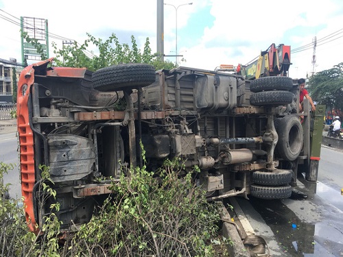Tai nạn giao thông ngày 21/5: Xe tải bị tông lật, 4 người nhập viện