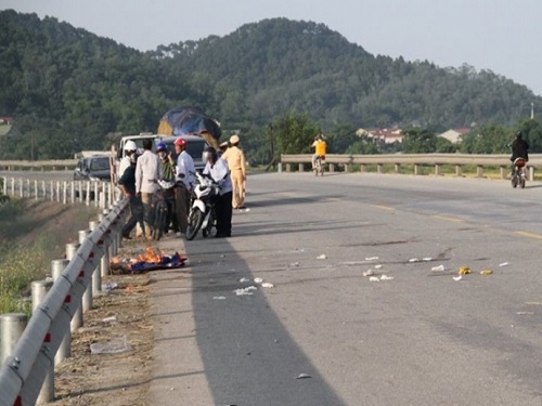 Tai nạn giao thông ngày 22/5: Container tông xe máy, 2 ông bà tử vong tại chỗ