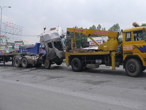 Tai nạn giao thông ngày 25/5: Ô tô lật ngửa, 5 người nhập viện