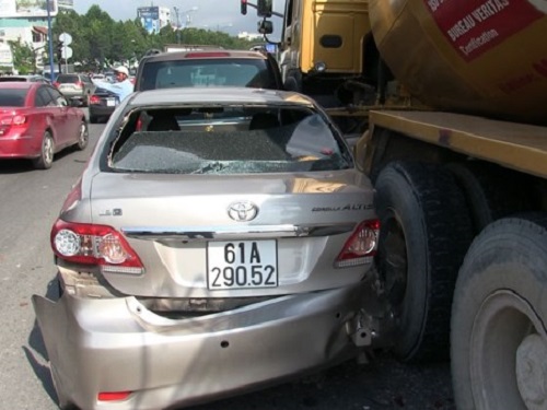 Tai nạn giao thông ngày 25/5: Ô tô lật ngửa, 5 người nhập viện