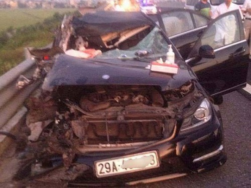 Tai nạn giao thông ngày 27/5: Ô tô 4 chỗ nát bét, 2 người tử vong tại chỗ