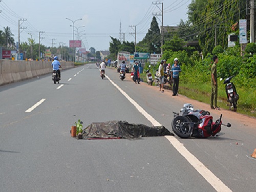 Tai nạn giao thông ngày 31/5: Đâm vào khúc củi ngã ra đường bị ô tô tải cán tử vong