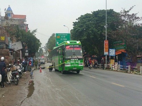 Tai nạn giao thông mới nhất 24h qua: Xe khách tông nam sinh lớp 10 tử vong