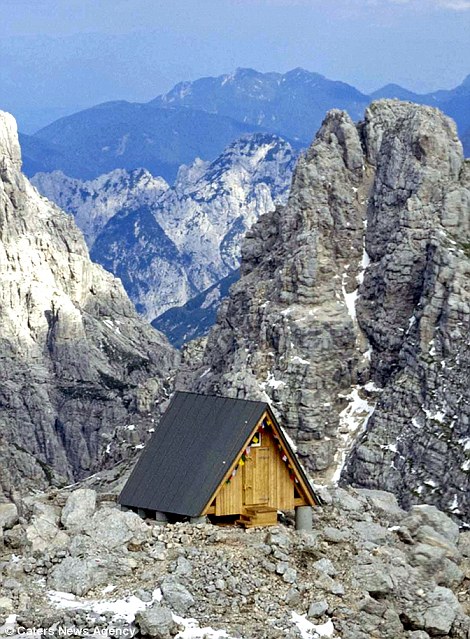 Thật kinh ngạc với khách sạn nằm trên đỉnh núi Foronon Buinz cao 2834,64m ở Ý
