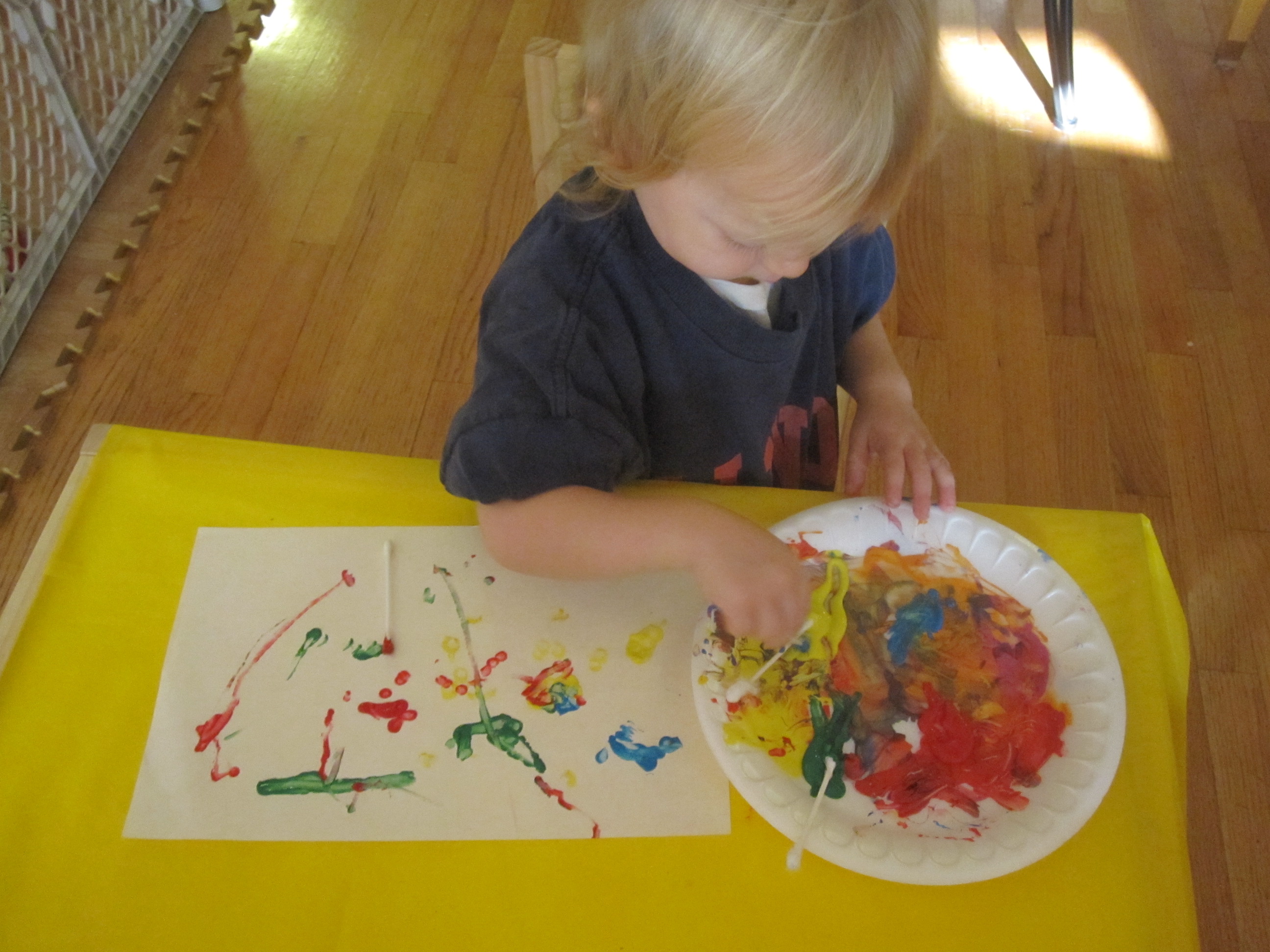 Đồ chơi sơn màu nước bằng tay trẻ em bị nhiễm vi khuẩn  