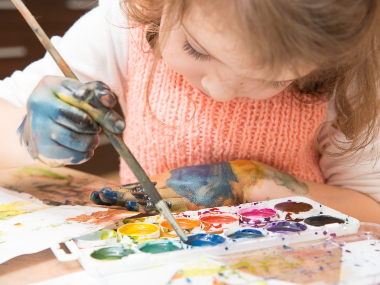 Khi sơn dính vào tay, trẻ đưa vào miệng, vi khuẩn xâm nhập vào cơ thể và gây nguy hiểm cho đường hô hấp của trẻ