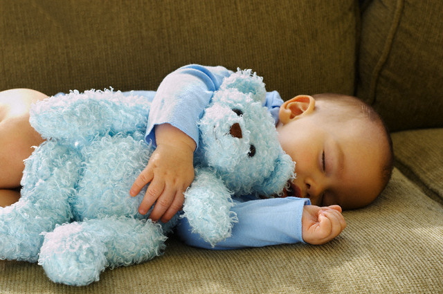 Gấu bông, chăn, gối rất có thể là vật dụng khiến trẻ sơ sinh có thể bị ngạt thở