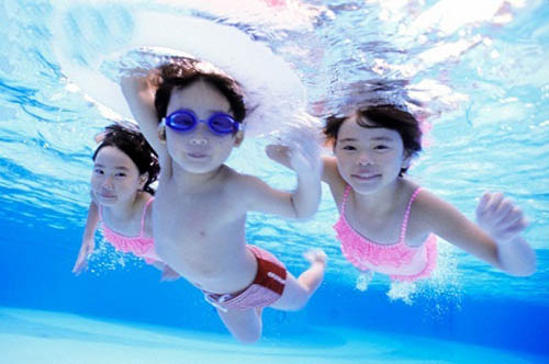 Hãy cho trẻ học bơi để trẻ có thể tự bảo vệ mình khi không có bố mẹ