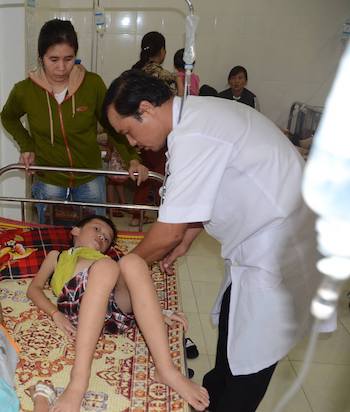 Hình ảnh một em học sinh bị ngộ độc do ăn cây ngô đồng tại bệnh viện
