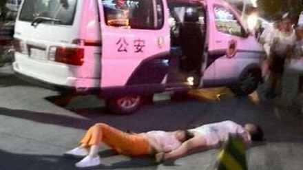 Hai phụ nữ ngất xỉu trên đường phố An Khang, tỉnh Thiểm Tây, Trung Quốc, vì cãi vã liền 8 tiếng mà không ăn uống. Ảnh: SCMP