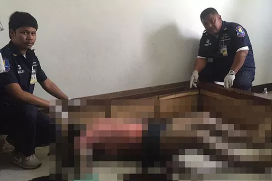 Thi thể nạn nhân được phát hiện dưới giường. Ảnh: Bangkok Post