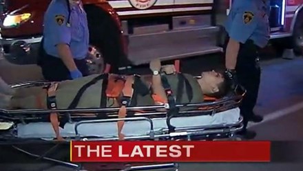 Chàng trai được đưa vào bệnh viện sau khi được giải cứu ra khỏi khe hở giữa hai tòa nhà. Ảnh: Independent