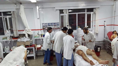 Sinh viên bị thương được cấp cứu tại bệnh viện. Ảnh: TWITTER