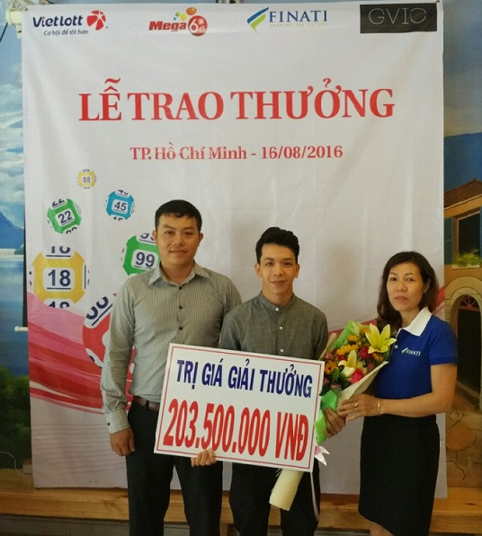 Anh Trần Thanh V (giữa) nhận giải nhất xổ số điện toán. Ảnh: Báo Người lao động