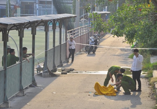 Hiện trường vụ cụ ông 70 tuổi tự thiêu sát sân bóng đá trên đường Nguyễn Văn Lịch