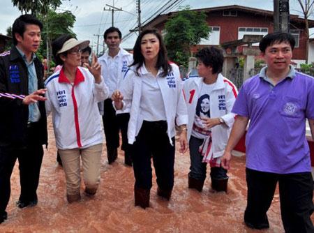 hình ảnh rất đời thường của cựu Thủ tướng Thái Lan Yingluck Shinawatra 