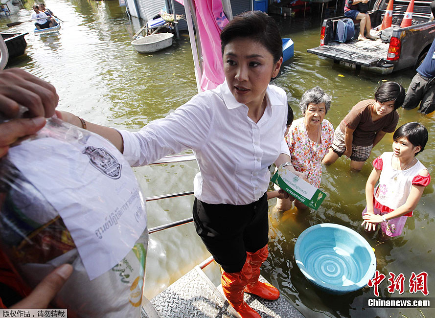 Thủ tướng Thái Lan Yingluck Shinawatra thăm người dân tại tỉnh Nonthaburi