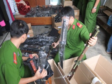 Lực lượng chức năng đã phát hiện cả kho vũ khí tại 2 cửa hàng bách hóa trên địa bàn tỉnh Quảng Trị