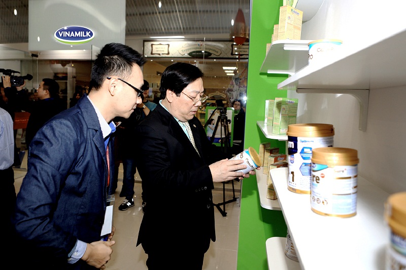 Ông Nguyễn Thanh Sơn - Đại sứ đặc mệnh toàn quyền Việt Nam tại Liên Bang Nga quan tâm đến các sản phẩm sữa bột của Vinamilk tại Hội chợ Hàng VN Chất lượng cao ở Nga