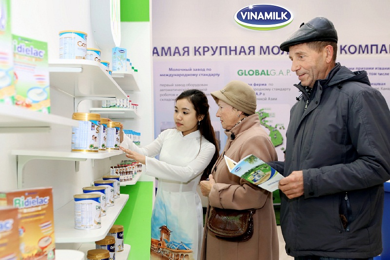 Đại diện Vinamilk đang giới thiệu đến người tiêu dùng Nga những sản phẩm chất lượng, đa dạng của Vinamilk – công ty sữa hàng đầu tại Việt Nam và thương hiệu sữa duy nhất trong ngành sữa Việt Nam 4 lần liên tiếp đươc Chính phủ Việt Nam vinh danh Thương hiệu Quốc gia