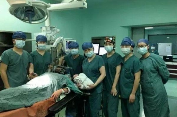 Đội ngũ bác sĩ giúp đỡ cụ bà 61 tuổi sinh nở thành công. Ảnh: China Daily