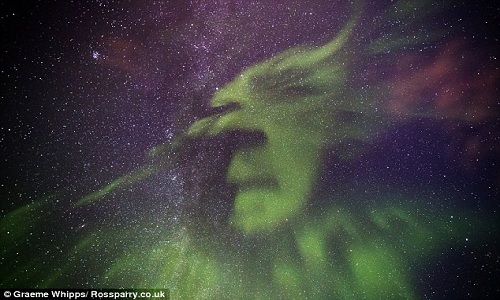 Bắc cực quang tạo thành gương mặt phù thủy trên bầu trời Băng đảo. Ảnh: Graeme Whipps