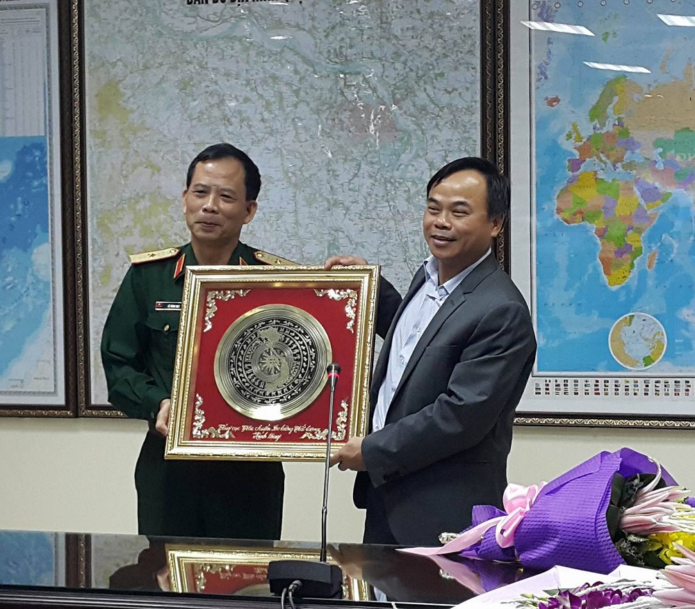 Tổng cục trưởng Tổng cục TCĐLCL Trần Văn Vinh trao quà lưu niệm cho Thiếu tướng Lê Đình Đạt - Cục trưởng Cục Tiêu chuẩn Đo lường Chất lượng - Bộ Quốc phòng