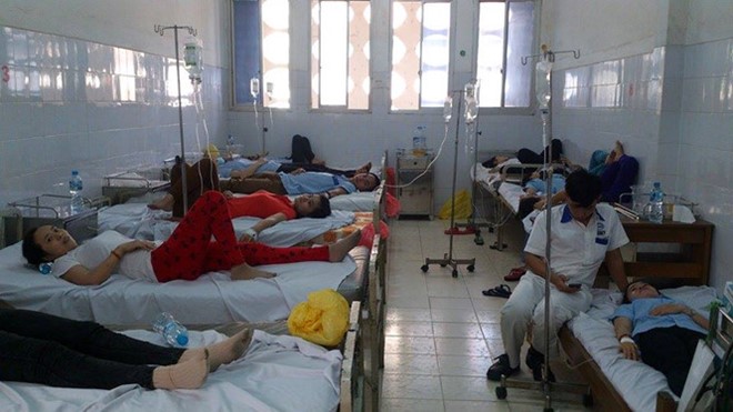 Công nhân nằm la liệt ở Bệnh viện quận 7 (TPHCM) vì ngộ độc thực phẩm tập thể