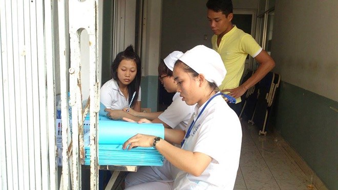 Công nhân ở TPHCM được kiểm tra lại sức khỏe sau khi đến cấp cứu do ngộ độc thức ăn sau bữa trưa ngày 11/4