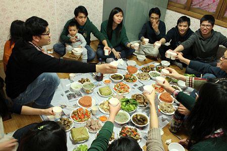 Trong bữa cơm cúng Tất niên, cả gia đình ngồi quây quần bên nhau