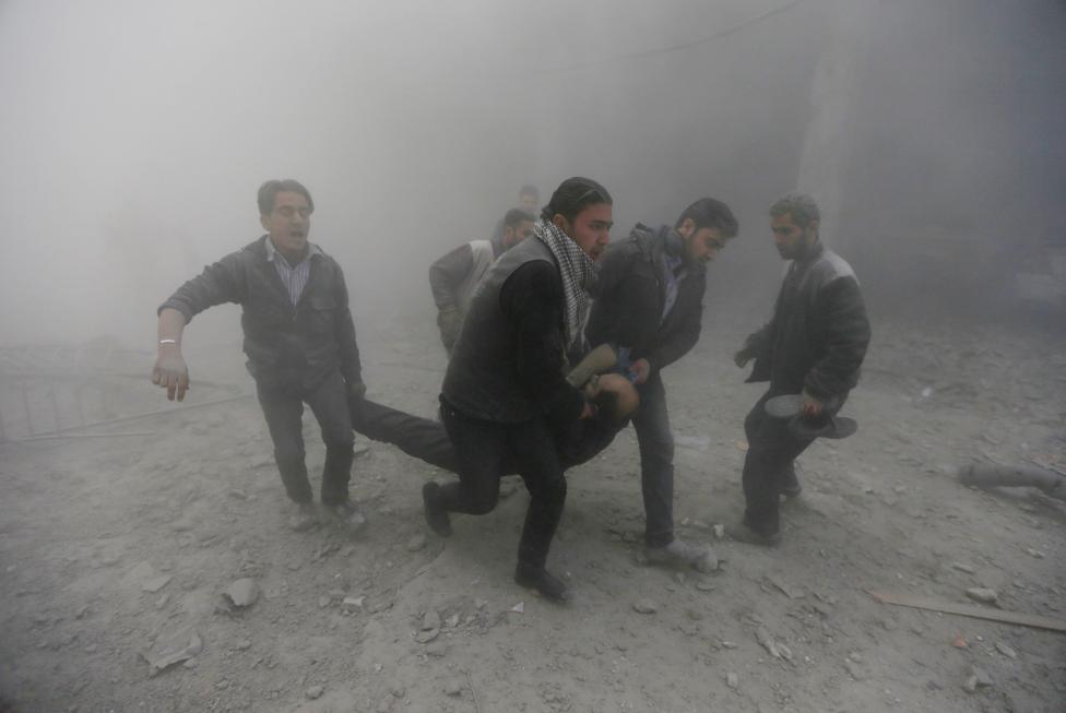 Những người bị thương trong cuộc không kích ở syria đang được chuyển đến bệnh viện