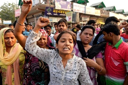 Đám đông giận dữ tập trung trước nhà bé gái bị cưỡng bức tập thể để biểu tình, yêu cầu cảnh sát dốc sức điều tra vụ việc