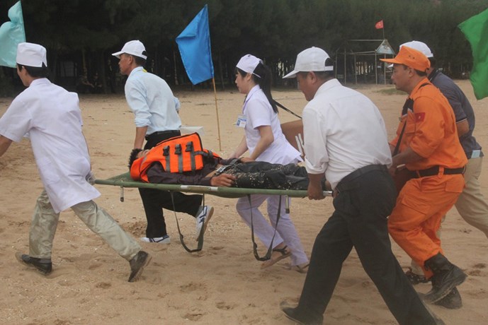 Lực lượng cứu hộ diễn tập đưa nạn nhân vụ máy bay rơi ở vùng biển Nghệ An vào bờ
