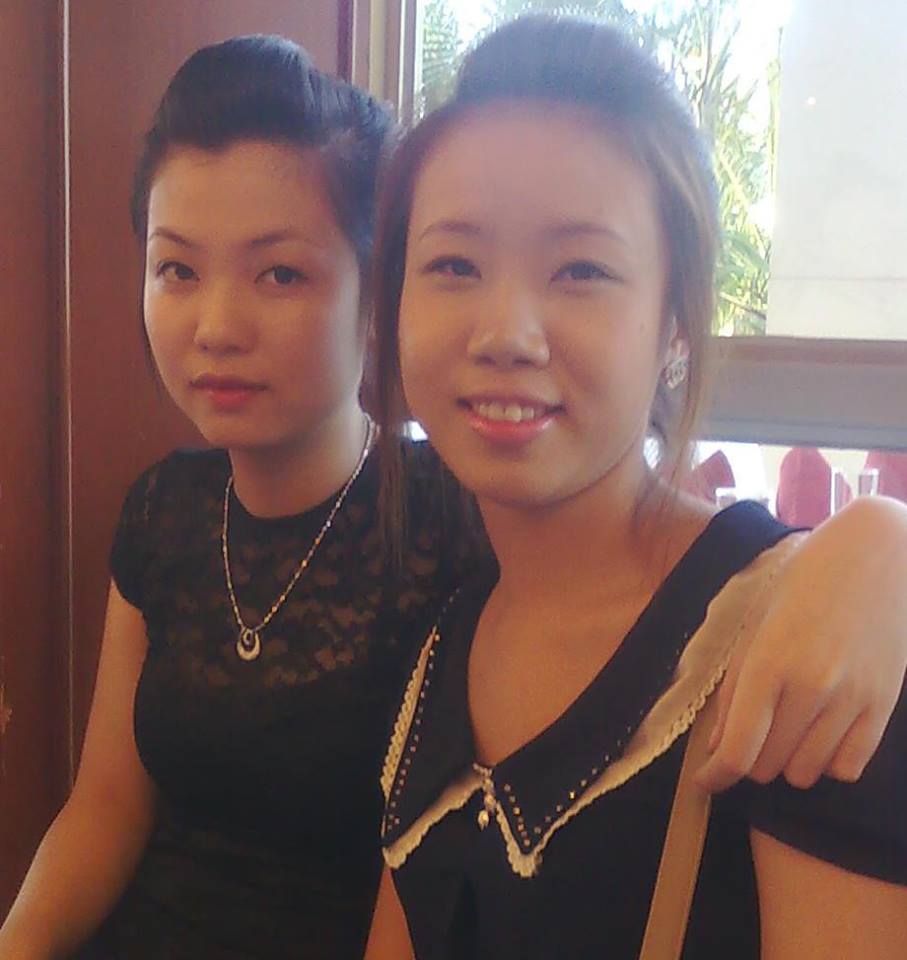 Cựu nữ sinh 9X Hải Phòng Vũ Ngọc Mai (phải) chụp ảnh cùng bạn (ảnh facebook nhân vật)