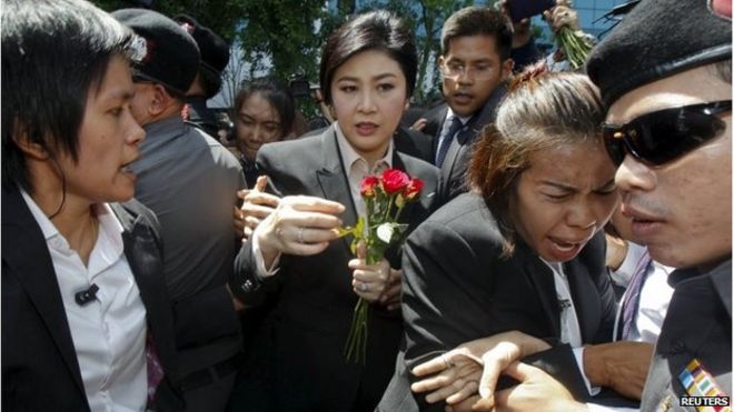 Cựu Thủ tướng Thái Lan nhận hoa của người ủng hộ trước khi bước vào phiên xét xử