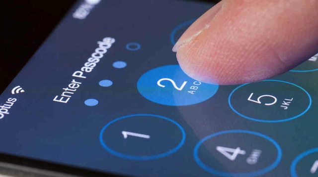 Hiện cơ quan điều tra TPHCM đang khẩn trương truy tìm tung tích tên cướp điện thoại iPhone còn giả danh công an để đòi mật khẩu