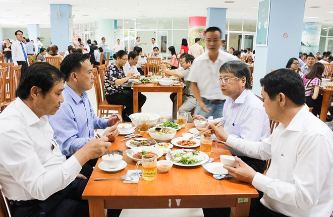 Chủ tịch UBND TP Đà Nẵng Huỳnh Đức Thơ (hàng đầu, bên trái) dùng bữa cơm trưa hải sản