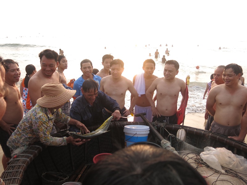 Ngư dân Đà Nẵng hồ hởi khoe cá vừa kéo lưới về còn tươi dong mời khách mua
