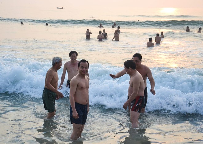 Lãnh đạo TP Đà Nẵng rủ nhau tắm biển cùng du khách vào rạng sáng
