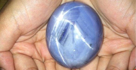 Viên đá sapphire sao xanh nặng  1.404,49 carat vừa được tìm thấy tại Sri Lanka. Ảnh: BBC
