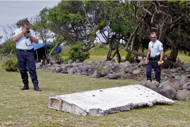 Vạt cánh máy bay Malaysia MH370 mất tích được tìm thấy trên đảo Reunion (Pháp) hồi tháng 7