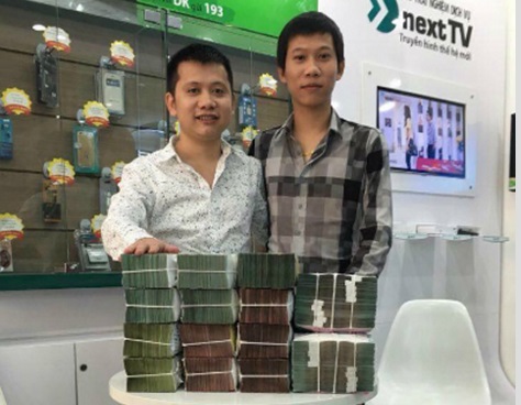 Ông Đỗ Trọng Hiếu (bên trái) giao dịch siêu sim bát quý với ông Nguyễn Tiến Chiến